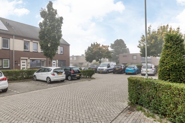 Foto - Te koop: In Landgraaf op een zeer kindvriendelijke locatie bevindt zich deze nette en moderne instapklare energiezuinige tussenwoning uit 2008